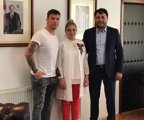 Ünlü Sanatçı Sinan Akçıl'dan Üsküp'e müjde!