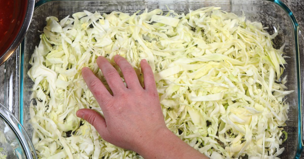 Borcamın dibine Doğranmış Lahana Koyup Fırına Sürdü – Piştiğinde gördüklerine inanamadı
