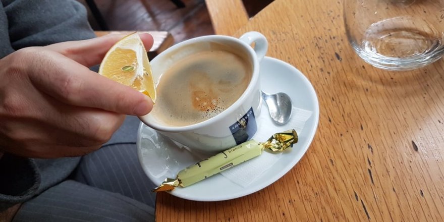 İçtiğiniz kahveye limon ekleyin bakın ne olacak!