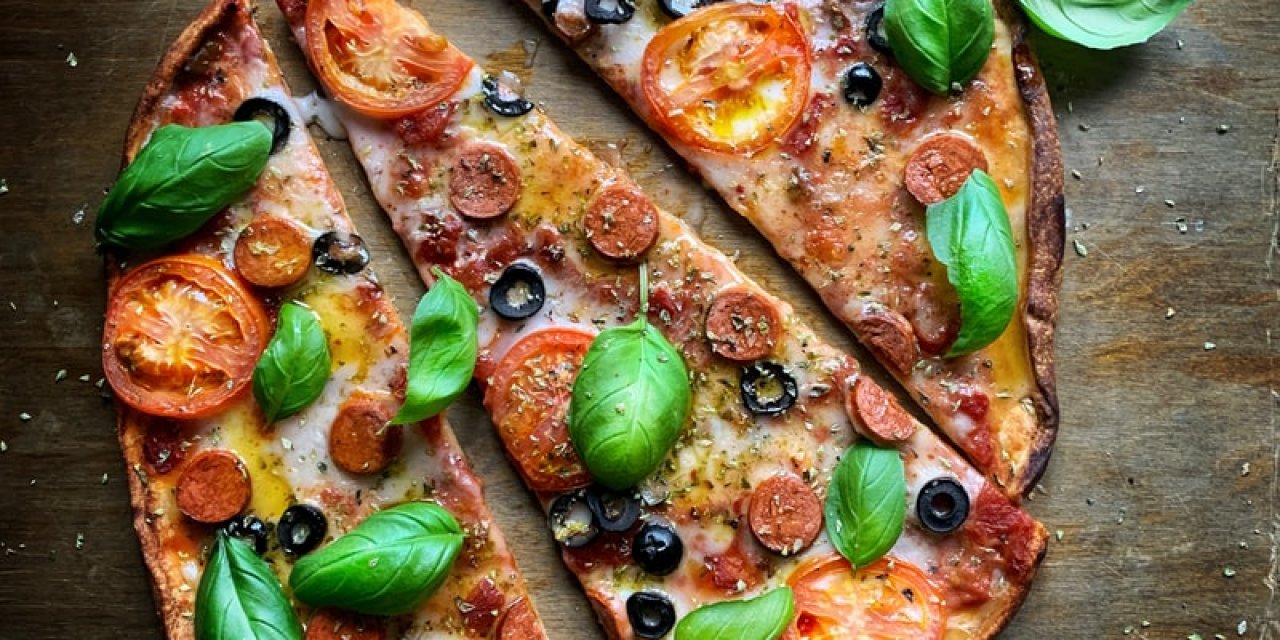 Pizza Hamuru Nasıl Hazırlanır? Ne İnce Ne Kalın Tam Ayarında Pizza