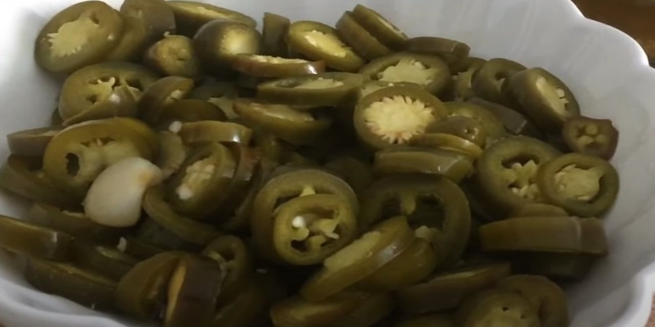 Kış Boyunca Asla Bozulmayan Jalapeno Biber Turşusu Tarifi ve Püf Noktası