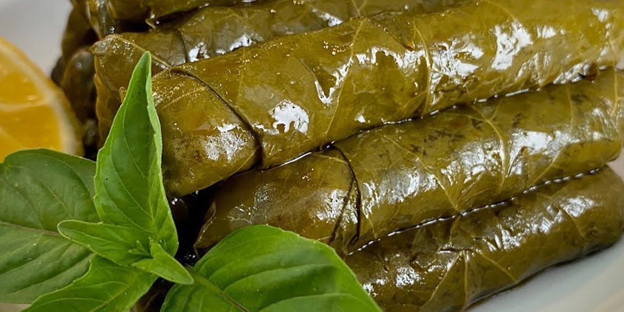 Yaprak sarma pişirirken denemeniz gereken teknik. İçinin çok daha iyi pişmesini sağlıyor